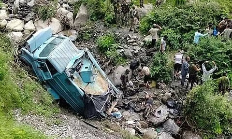 ஜம்மு காஷ்மீரில் 200 அடி பள்ளத்தில்  கவிழ்ந்த CRPF வாகனம்.. 3 வீரர்கள் பலி - 15 பேர் காயம்