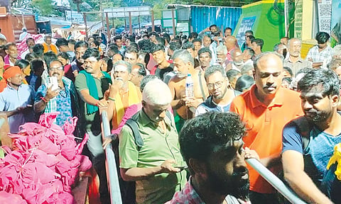 மலையடிவாரத்தில் குவிந்த பக்தர்கள் கூட்டம்
