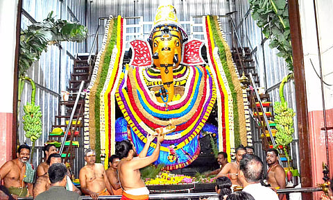 கோவை புளியகுளம்  முந்தி விநாயகருக்கு 4 டன் மலர்களால் ராஜ அலங்காரம்- பக்தர்கள் வழிபாடு