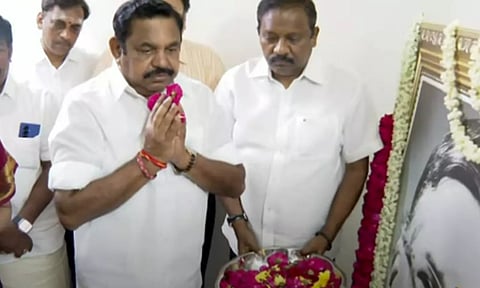 மறைந்த இல.கணேசன் வீட்டிற்கு நேரில் சென்று  எடப்பாடி பழனிசாமி ஆறுதல்