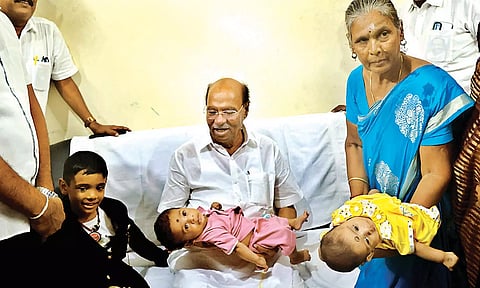 குழந்தையை கொஞ்சியபடி தாலாட்டு பாடிய ராமதாஸ்.