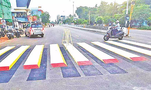விபத்துகளை தவிர்க்க புது முயற்சி: தஞ்சை நெடுஞ்சாலையில் '3 டி' வடிவ எச்சரிக்கை குறியீடு