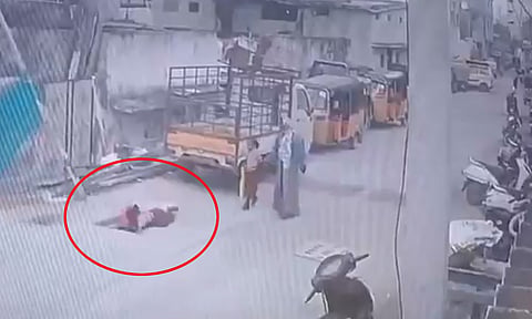 பள்ளிக்கு நடந்து சென்றபோது பாதாள சாக்கடை குழியில் விழுந்த சிறுமி- அதிர்ச்சி வீடியோ