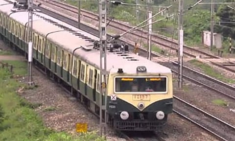 பறக்கும் ரெயில்கள் குறைவாக இயக்கப்படுவதால் பயணிகள் தவிப்பு- மின்சார ரெயில்களில் செல்பவர்களும் அவதி
