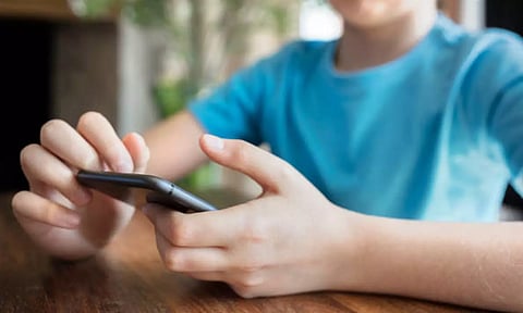 டேட்டிங் செயலியால் சிக்கிய சிறுவன்:  2 ஆண்டுகளாக பாலியல் வன்கொடுமை செய்த கும்பல்