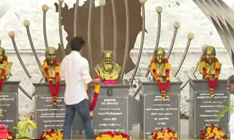பெரியார் சிலைக்கு த.வெ.க. தலைவர் விஜய் மாலை அணிவித்து மரியாதை