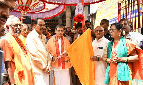 திருப்பதி திருக்குடை ஊர்வலம்- ஆளுநர் ஆர்.என்.ரவி தொடங்கி வைத்தார்