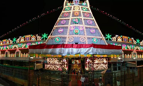 பிரம்மோற்சவ விழா தொடங்க உள்ளதால் திருப்பதி ஏழுமலையான் கோவிலில் மின் அலங்காரம் செய்யப்பட்டுள்ளது.