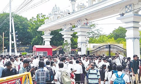 வெடிகுண்டு சோதனையால் மதுரை ஐகோர்ட் கிளை பூட்டப்பட்டு வெளியே காத்திருந்த வக்கீல்கள்.