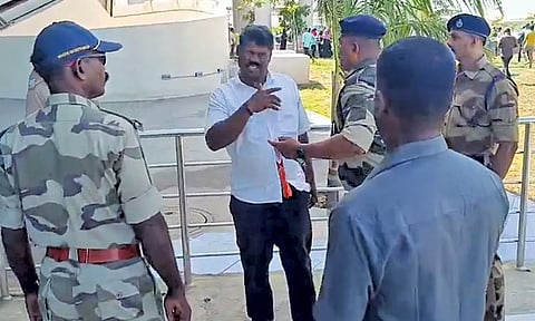 திருச்சி விமான நிலையத்தில் போலி அடையாள பட்டை அணிந்து விஜயை சந்திக்க வந்த மர்ம நபர்