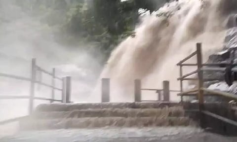 மேகமலை அருவியில் திடீர் வெள்ளப்பெருக்கு: சுற்றுலா பயணிகள் வெளியேற்றம்