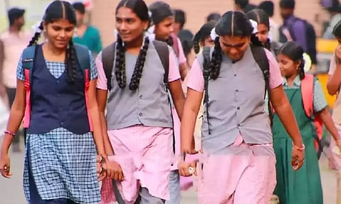 காலாண்டுத் தோ்வு விடுமுறை முடிந்து தமிழகம் முழுவதும் இன்று பள்ளிகள் திறப்பு