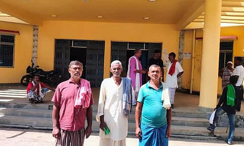 இறந்துவிட்டதாக வாக்காளர் பட்டியல் இருந்து நீக்கப்பட்ட பீகார் கிராமத்தினர் உயிருடன் வந்து புகார்