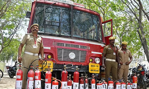 தீபாவளி வெடி விபத்துக்களை எதிர்கொள்ள 8 ஆயிரம் தீயணைப்பு வீரர்கள் தயார்