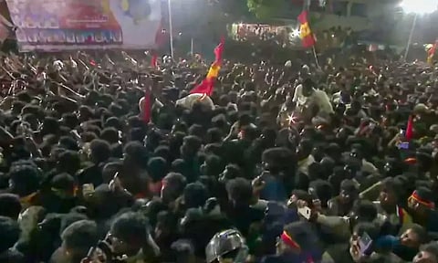 கரூரில் விசாரணையை தொடங்கும் சி.பி.ஐ. - சம்பவம் நடந்த வேலுச்சாமிபுரத்தை பார்வையிடும் அதிகாரிகள்