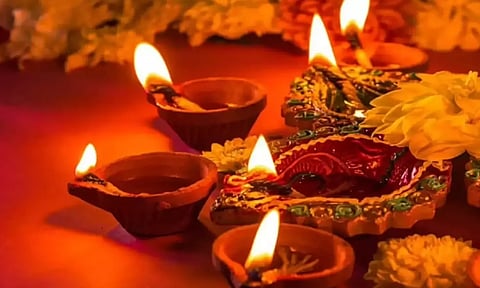 உள்ளங்களில் ஒளியேற்றி வழிகாட்டும் தீபங்களின் திருவிழா
