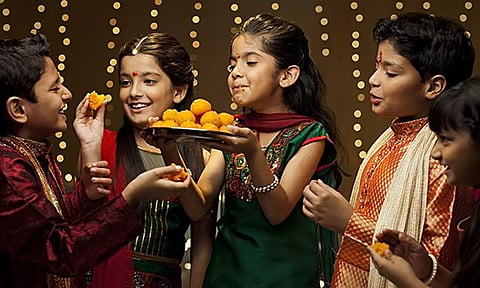 தீபாவளி பண்டிகை... மகிழ்ச்சியை பகிர்ந்து கொள்வோம்
