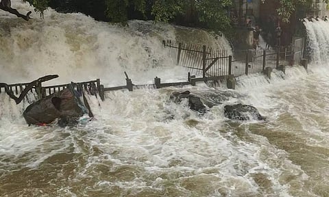 ஒகேனக்கல்லுக்கு நீர்வரத்து வினாடிக்கு 57 ஆயிரம் கனஅடியாக அதிகரிப்பு- குளிக்க, பரிசல் இயக்க தடை நீடிக்கிறது