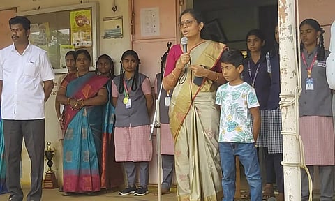 சத்தியமங்கலம் அருகே நெகிழ்ச்சி சம்பவம்- தான் படித்த பள்ளிக்கு கலெக்டராக வந்து அசத்திய முன்னாள் மாணவி