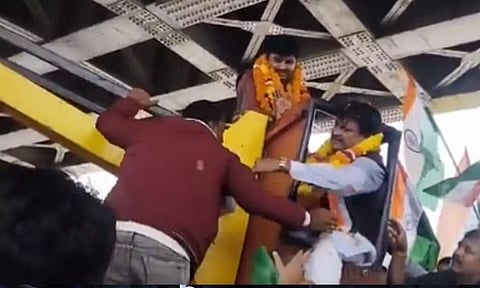 VIDEO: சிலைக்கு மாலை போடும்போது கோளாறு  செய்த கிரேன்.. ஆத்திரத்தில் ஆபரேட்டரை அடித்த பாஜக எம்.பி