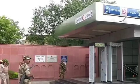 டெல்லி கார் வெடிப்பு -  பாதுகாப்பு காரணங்களுக்காக செங்கோட்டை மெட்ரோ ரெயில் நிலையம் மூடல்
