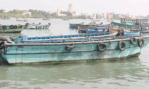 பலத்த சூறாவளி காற்று- ராமேசுவரம் மீனவர்கள் கடலுக்கு செல்ல தடை