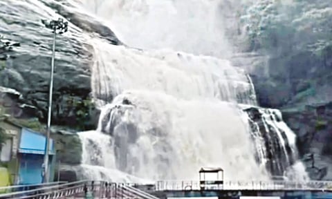 குற்றாலத்தில் வெள்ளப்பெருக்கு: சுற்றுலாப்பயணிகள் குளிக்க 2-வது நாளாக தடை