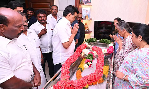 மறைந்த கவிஞர் ஈரோடு தமிழன்பன் உடலுக்கு முதலமைச்சர் நேரில் அஞ்சலி