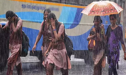 தமிழகத்தில் நாளை 2 மாவட்டங்களில் பள்ளி, கல்லூரிகளுக்கு விடுமுறை