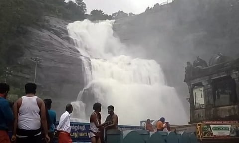 குற்றால அருவிகளில் காட்டாற்று வெள்ளம்:  சுற்றுலாப் பயணிகள் குளிக்க 4-வது நாளாக தடை