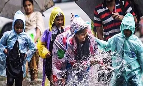 கனமழை எச்சரிக்கை காரணமாக இன்று பள்ளிகளுக்கு மட்டும் விடுமுறை - எங்கு தெரியுமா?