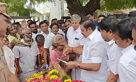 அ.தி.மு.க. பொதுக்கூட்டத்தில் மயங்கி விழுந்து ஒருவர் மரணம்-  ரூ.10 லட்சம் இழப்பீடு வழங்கிய இ.பி.எஸ்.
