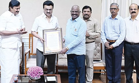 'தினத்தந்தி' நிர்வாக ஆசிரியர் டி.இ.ஆர்.சுகுமாருக்கு  'கலைஞர் எழுதுகோல்' விருது - மு.க.ஸ்டாலின் வழங்கினார்