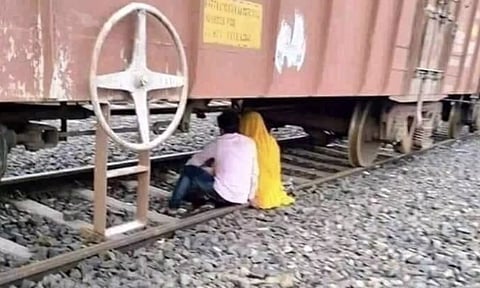 VIDEO: ரெயிலுக்கு அடியில் தண்டவாளத்தில் அமர்ந்து காதல்.. மயிரிழையில் உயிர் தப்பிய Love birds