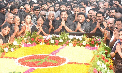 9-ம் ஆண்டு நினைவு நாள்: ஜெயலலிதா நினைவிடத்தில் எடப்பாடி பழனிசாமி மரியாதை