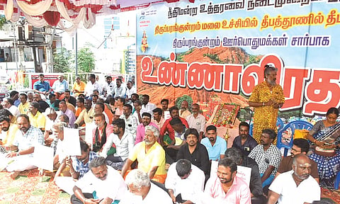 திருப்பரங்குன்றம் மலை மேல் உள்ள தீபத்தூணில் மகாதீபம் ஏற்றக்கோரி கிராம மக்கள் உண்ணாவிரதம்