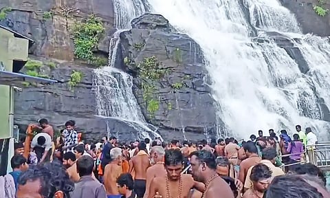 குற்றாலம் மெயின் அருவியில் குளிக்க அனுமதி: சுற்றுலாப் பயணிகள்- ஐயப்ப பக்தர்கள் உற்சாக குளியல்