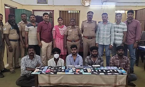 தமிழகம் முழுவதும் பஸ் பயணிகளிடம் செல்போன்களை திருடிய ஆந்திரா கும்பல் கைது