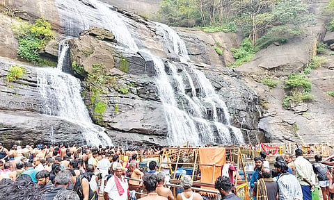 தொடர் விடுமுறை  - குற்றால அருவிகளில் குவிந்த சுற்றுலாப் பயணிகள்