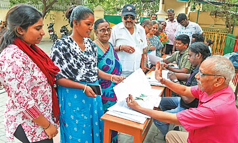 வாக்காளர் பட்டியலில் பெயர் சேர்க்க... தமிழ்நாடு முழுவதும் 2-வது நாளாக இன்று சிறப்பு முகாம்
