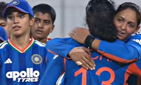 இலங்கையை ஒயிட்வாஷ் செய்த இந்தியா.. 5வது  T20 போட்டியிலும் பெண்கள் அணி அபார வெற்றி