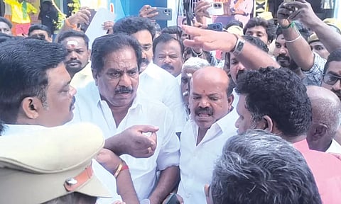 அவனியாபுரம் ஜல்லிக்கட்டு - அமைச்சர் மூர்த்தியிடம்  கிராம கமிட்டியினர் கடும் வாக்குவாதம்