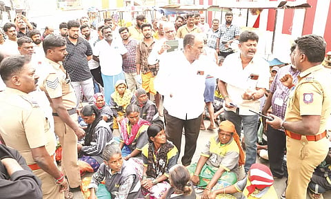 திருப்பூர் பூ மார்க்கெட் முன்பு தூய்மைப்பணியாளர்கள் சாலை மறியல்