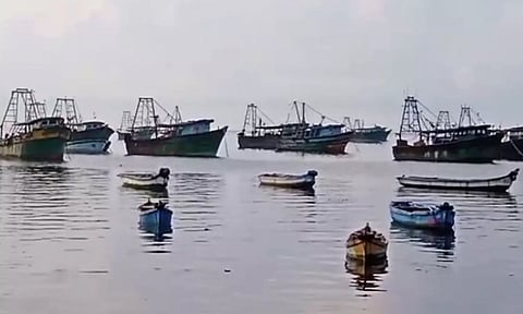 காற்றழுத்த தாழ்வு மண்டலம் உருவானதால் புதுக்கோட்டை மீனவர்கள் கடலுக்கு செல்ல தடை