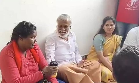 தூய்மைப் பணியாளர்கள் உண்ணாவிரதம் முடித்துவைப்பு: தொடர் போராட்டம் தீர்வை எட்டியிருப்பதாக தகவல்
