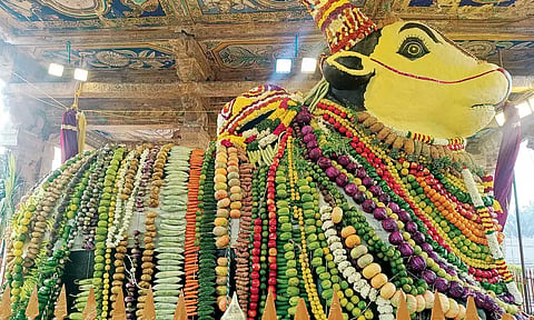 நந்தியெம் பெருமானுக்கு காய்கறிகள், பழங்கள் மற்றும் பூக்களால் சிறப்பு அலங்காரம் செய்யப்பட்டிருந்த காட்சி.