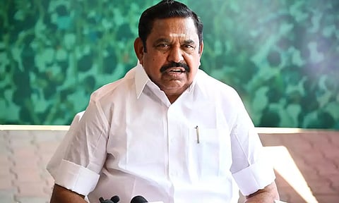 கறிக்கோழி பண்ணை விவசாயிகளின் நியாயமான கோரிக்கைகளை நிறைவேற்றாமல் கைது செய்வதா?- இபிஎஸ்