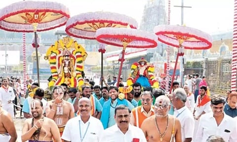 திருப்பதி ஏழுமலையான் கோவிலில் நேற்று பார்வேட்டை உற்சவம் நடந்த காட்சி.
