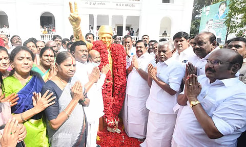 109-வது பிறந்தநாள்:  எம்.ஜி.ஆர். சிலைக்கு எடப்பாடி பழனிசாமி மாலை அணிவித்து மரியாதை