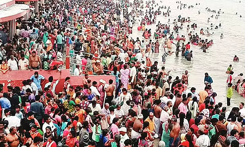 இன்று தை அமாவாசை... முன்னோர்களுக்கு திதி கொடுக்க குவிந்த மக்கள்